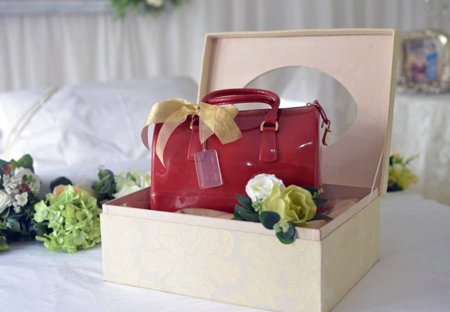 Seserahan pernikahan berupa tas bisa menjadi salah satu ide yang dipilih